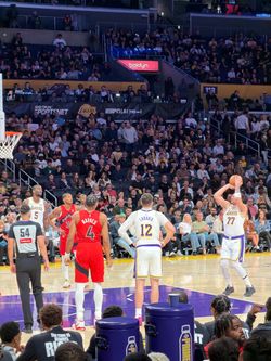 Lakers vs. Clippers 10/23 Lower Level Floor 103 Row 6 Aisle