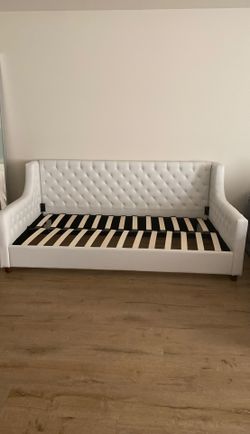 White Diamond Tufted Daybed / Couch