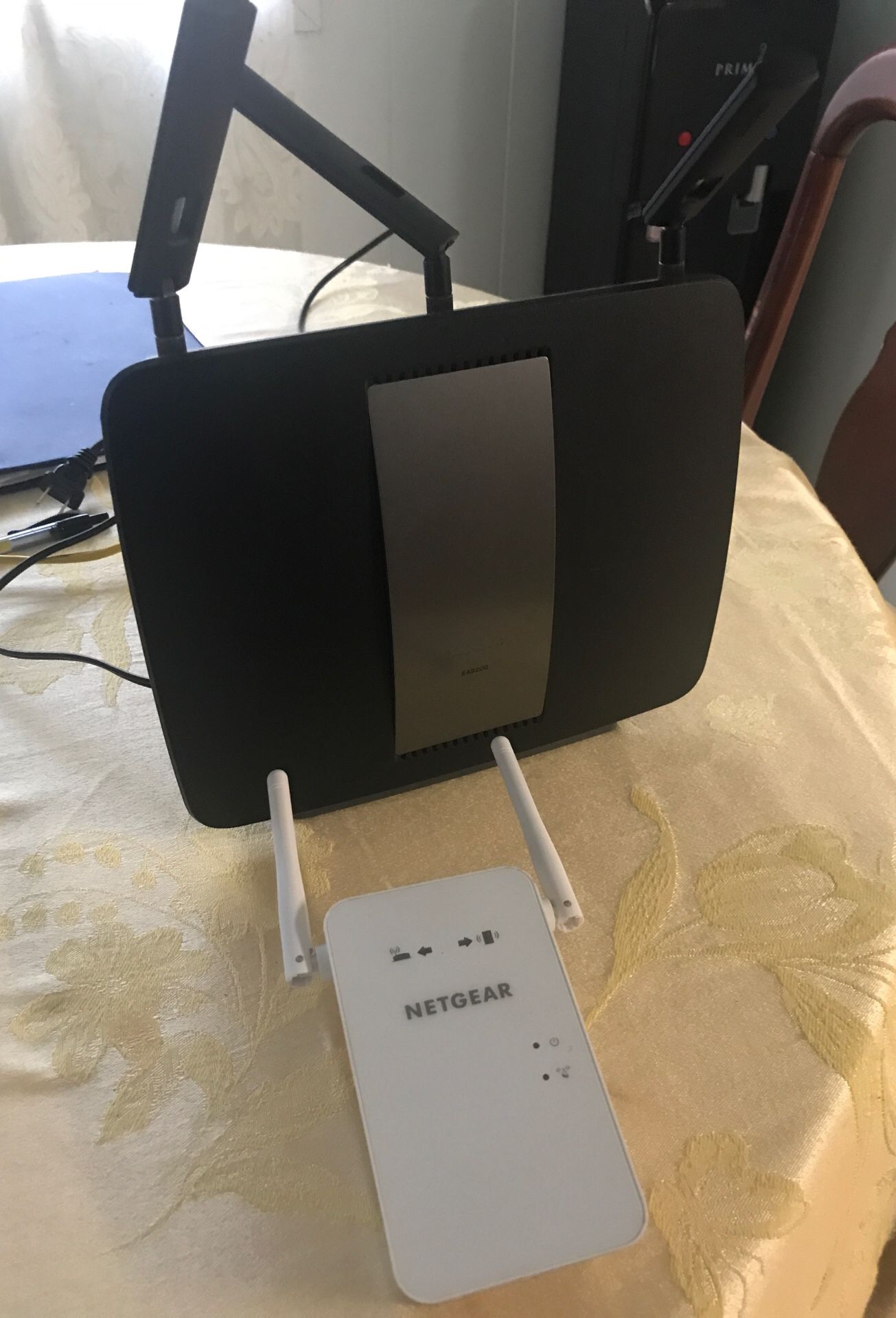 Linksys EA9200 WiFi router and Netgear wifi extender