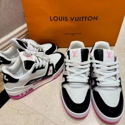 Louis Vuitton trainer in black and pink
