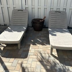 Lounge Chairs 