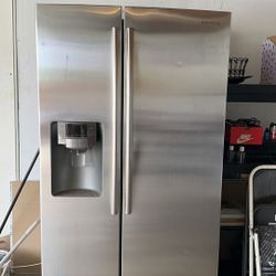 Samsung refrigerator French door with water and ice dispenser