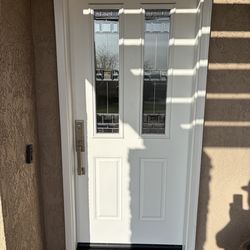Contemporary front door in good condition.