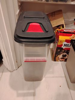 Dog/Pet  Food Container and Pet Feeder