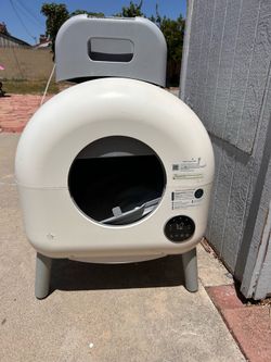 Self cleaning litter box