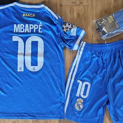 2025 real madrid Third kids size
MBAPPE #10

Full kit

Comes with jersey, shorts and socks 

Size available:
#22 5/6 years old
#24 6/8 years old
#26 8