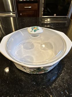 Mikasa 1 1/2 Quart Christmas Casserole Bowl