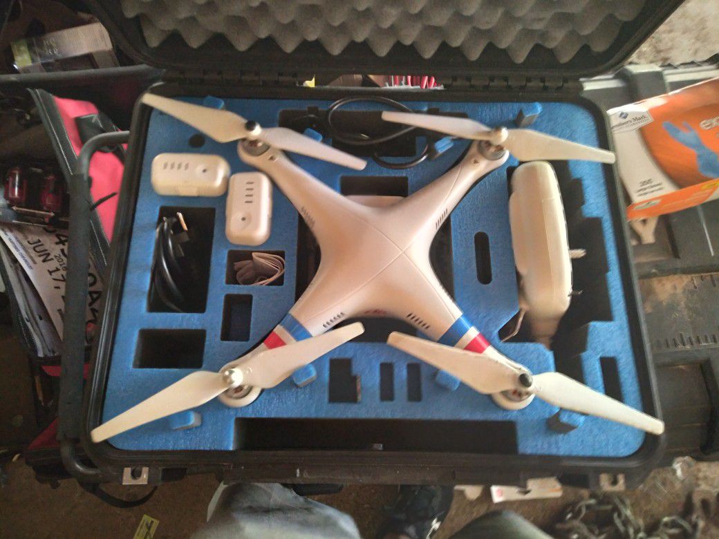 Drone. Phantom 2. With extra parts. With out camra.
