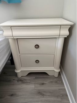 End table/ nightstand