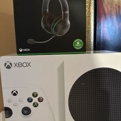 Xbox One S with Razor Headset 