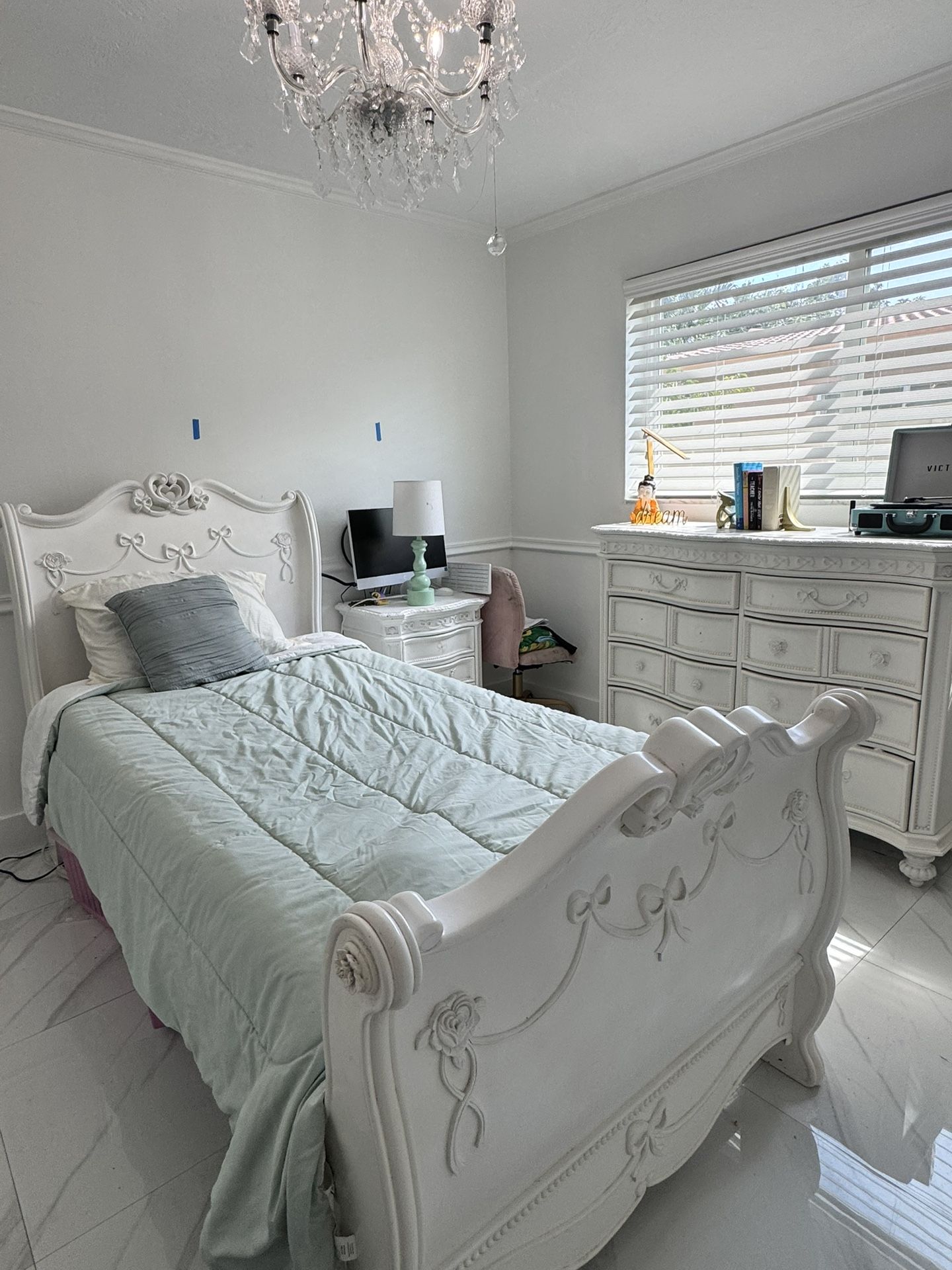 Disney Princess Bedroom Set – Bed, Dresser & Nightstand (Rooms To Go, White, Fairytale Design)