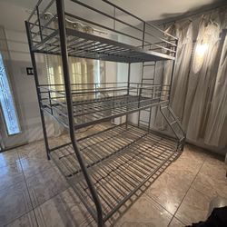 Triple bunk bed
