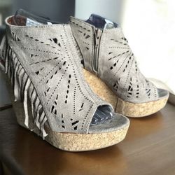 Not Rated Delight Sandals Buckle Fringe Taupe Wedges Sz 7.5
