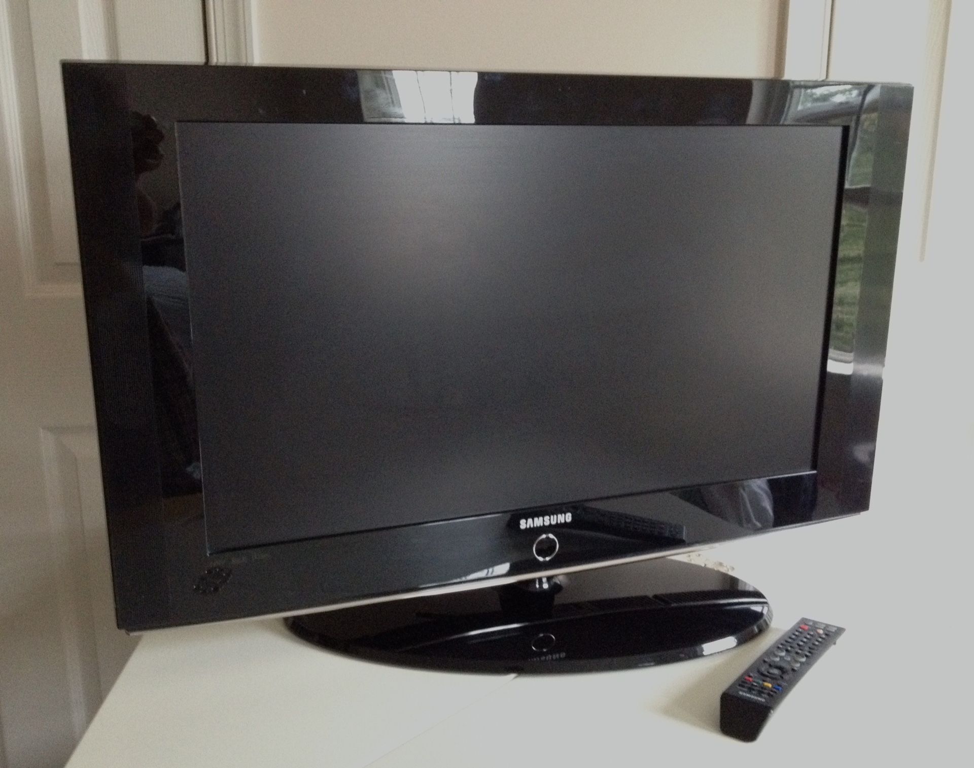 SAMSUNG FLAT SCREEN TV