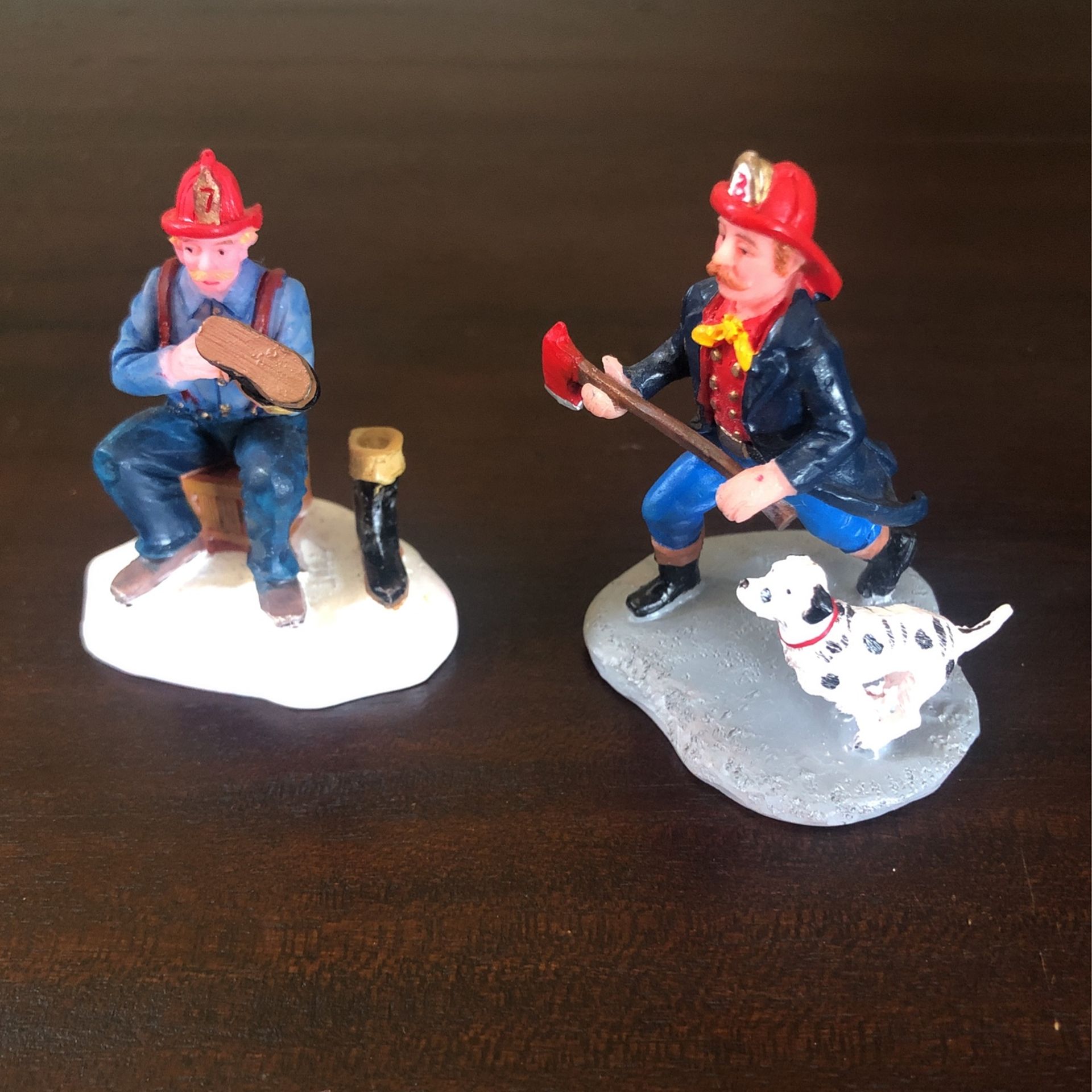CHRISTMAS VILLAGE FIGURINES . New . LEMAX