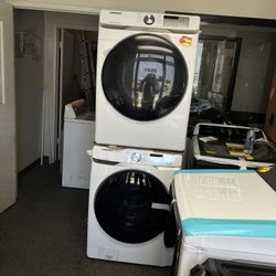 SAMSUNG WASHER AND GAS DRYER IN WHITE