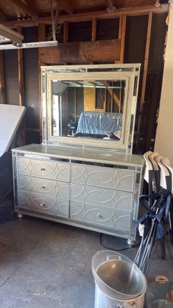 Mirror stand