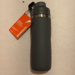 Brand New GATORADE Overtime Stainless Steel Bottle with Screw Cap.        25 Firm on Price.       25 Firme en Precio.