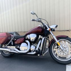 Honda 2006 VTX1300C Running Motorcycle