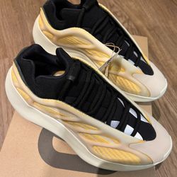 Brand New Adidas Yeezy 700 V3 Size 6