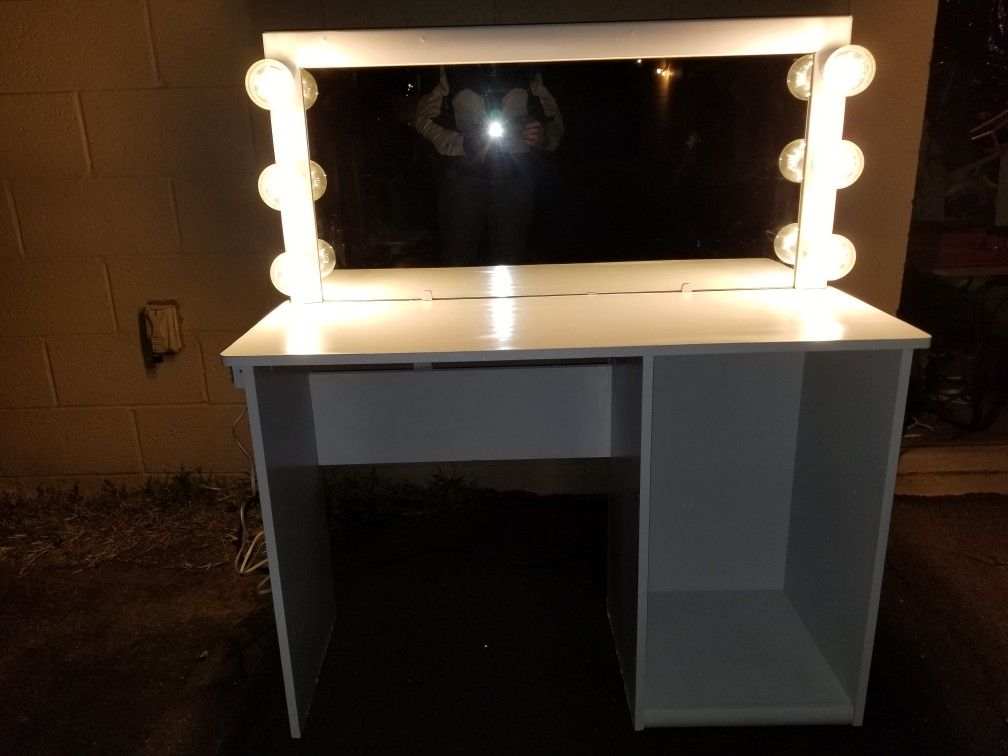 Vanity makeup table