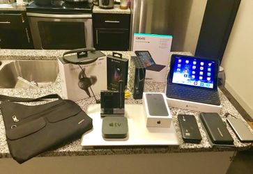 Luxury Electronics (Macbook Pro 3.2ghz 8 gb RAM 256gb SSD / iPad Pro 9'7" 128 gb wifi + 4G iPhone 7+ 128 gb / Logitech create iPad Pro keyboard case