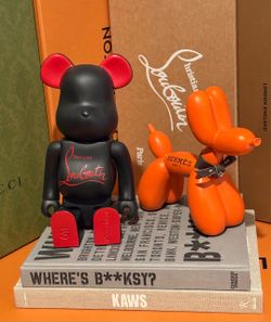 Tabletop Books and Decorative Figuo