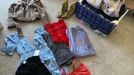 Assorted Women’s Clothes (5’8) (Lulu, Zara, Aritzia)