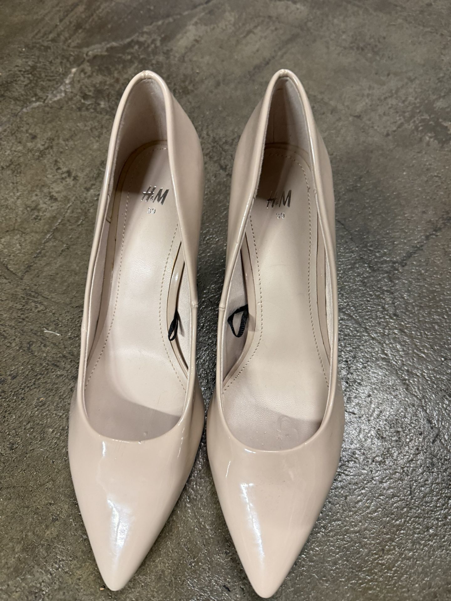 H&M pointed-toe patent beige pumps. Size 8 in women