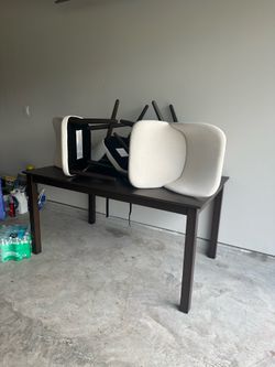 Small Dinning table (Moderate Used)
