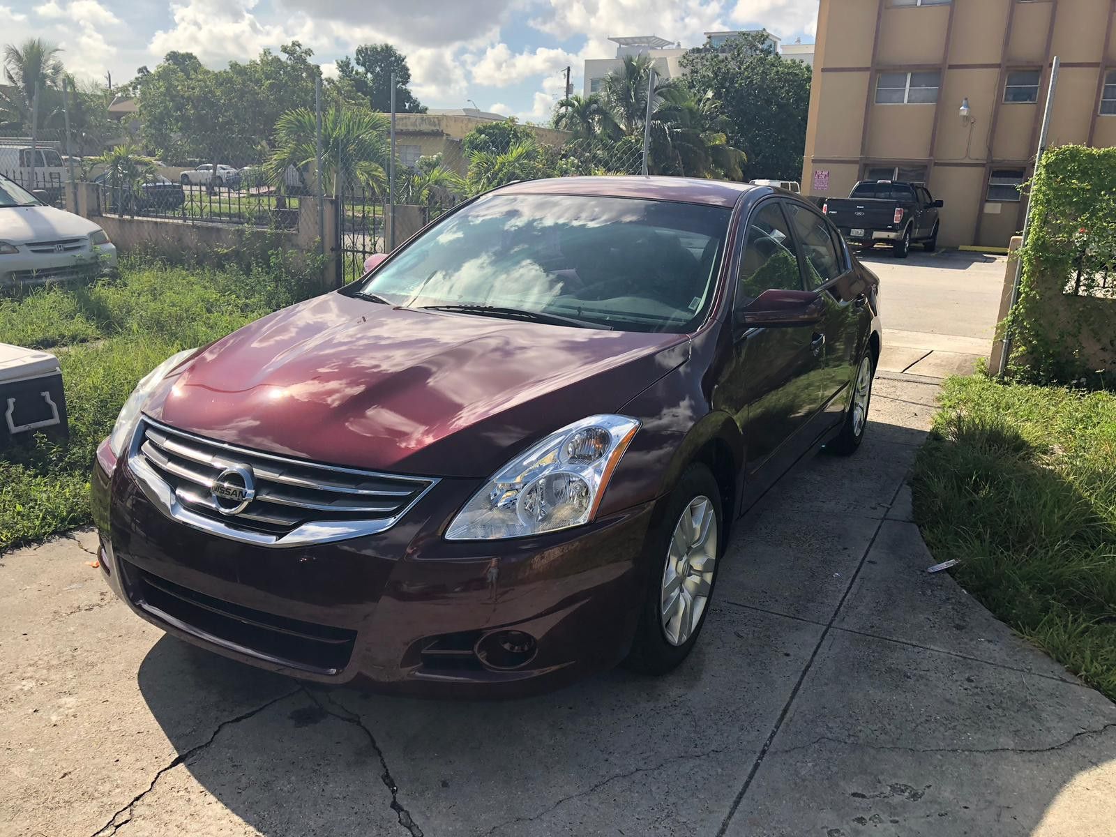 Nissan altima 2011 2.5L almost new.