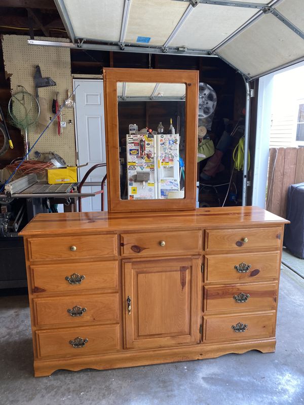 Oak bedroom dresser set for Sale in Munroe Falls, OH - OfferUp