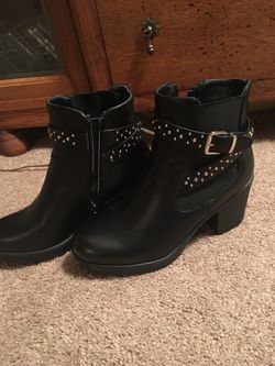 Ladies Black Boot Size 7.5