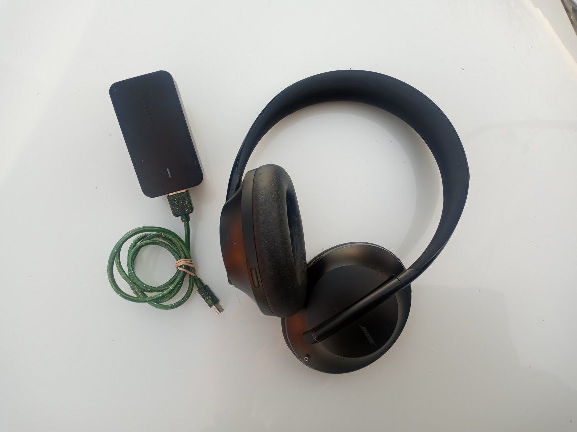 Bose 700 Noise Reduction Bluetooth Headphones. Excellent Condition No Case. For Pickup In Fremont North Seattle. No Low-ball Offers Please.