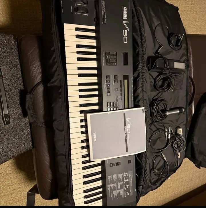 Piano-Yamaha-V50