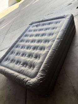 Automatic inflatable double bed