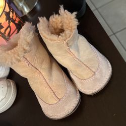 Ugg’s Baby Size Small =3-4