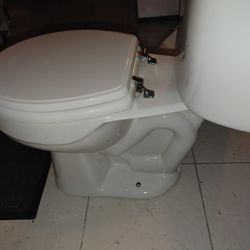 Bathroom Sink & Toilet 🚽 In Very Good Condition 