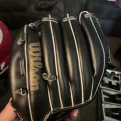 black Wilson A2190 Mini-Pro Griptite Pocket child-size T-Ball/baseball glove or mitt