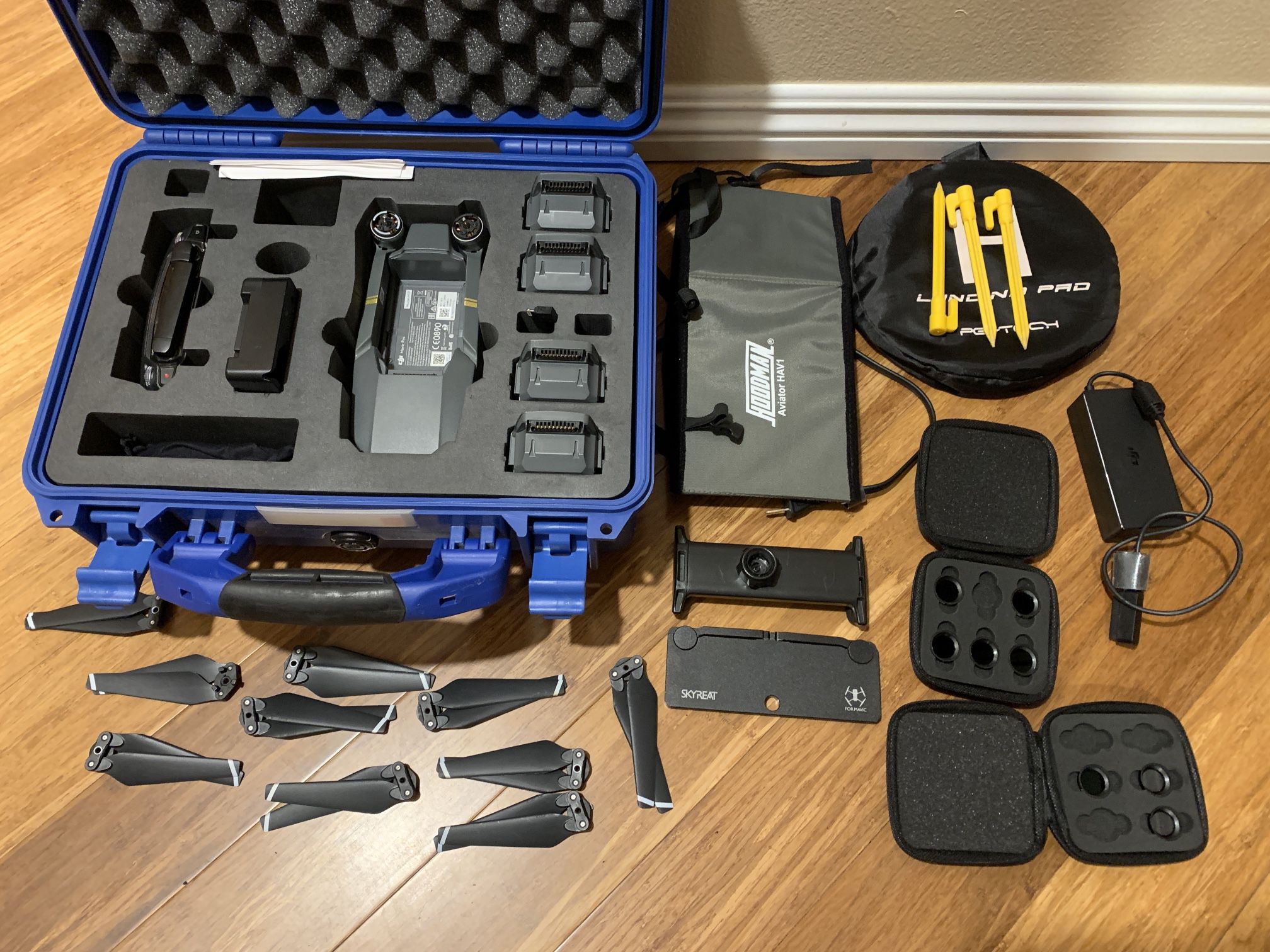 Drone DJI Mavic Pro like new with lots of accessories, Propeller Guard and Fly More Combo. ONLY 3 Hours of Total Flights.