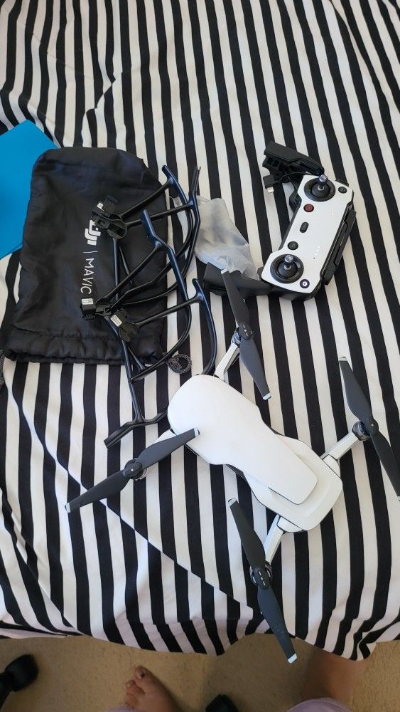 DJI Mavic Air with 1 battery, controller and case. It works well and like new