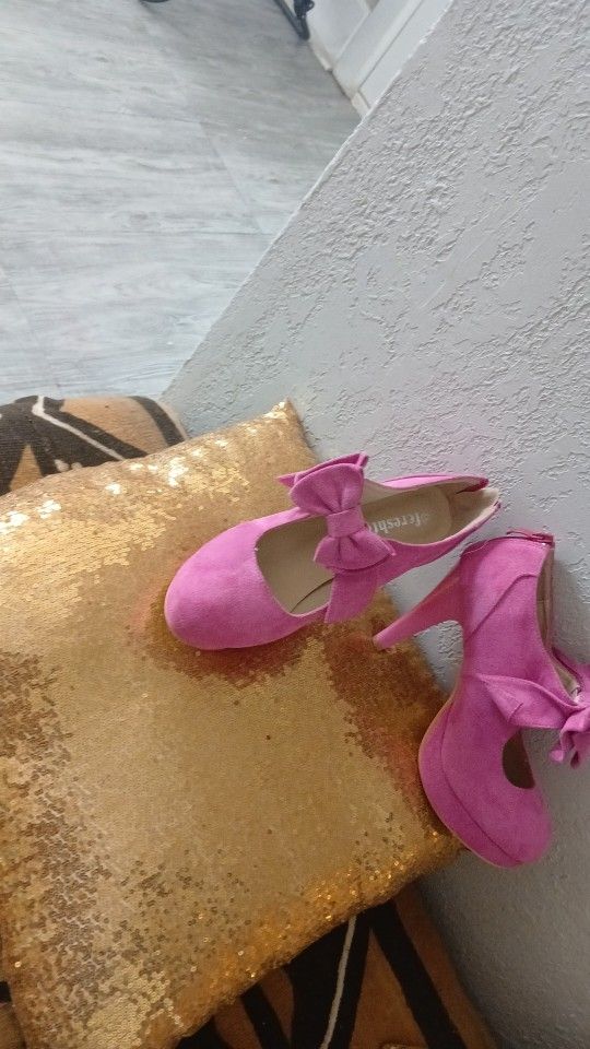 Size 6 Pink Bow Heels