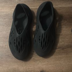 Yeezy foam runner black