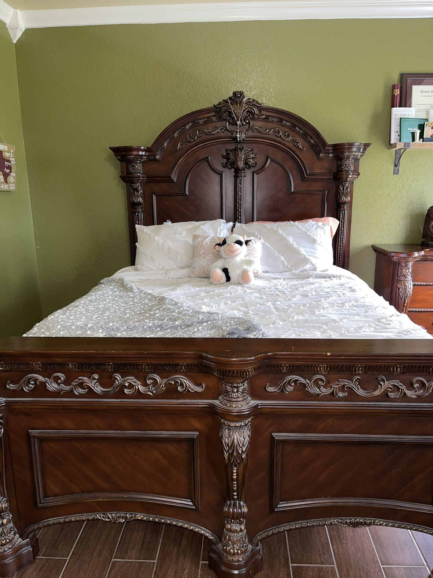 For Sale: Queen Bed Set. Mollai Collection.