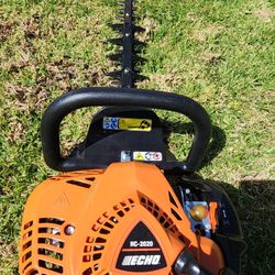 ECHO
24 in. 21.2 cc Gas 2-Stroke
Hedge Trimmer