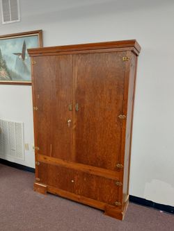 Lockable gun cabinet