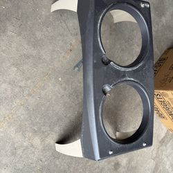 Raised dog bowl holder