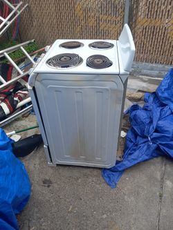 24 Inch Electric Stove  Very Good Condition