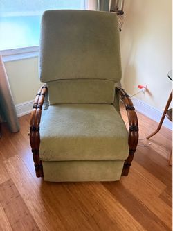 Green Recliner with wood trim -manual