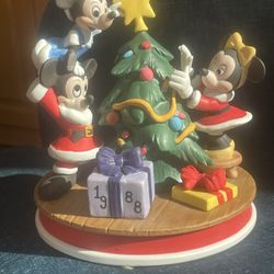 Grolier Collectibles Ltd. Limited Edition Figurine.  Christmas  Porcelain 